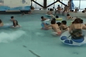 プール施設で集団にレイプされるスクール水着のJC