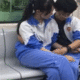 電車の中で彼氏のチンポを触る女子中学生