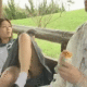 公園でノーパンのJKがおじさんにマンコを見せる動画